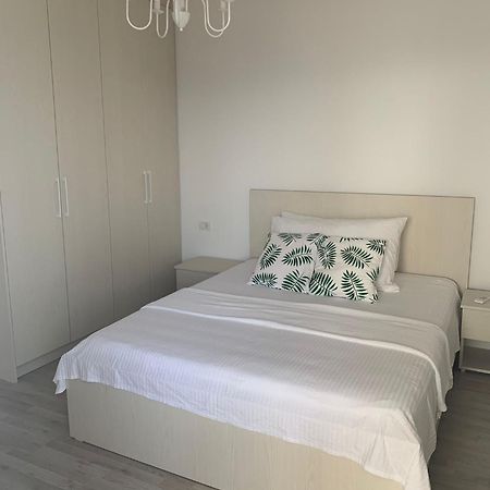 Loli Apartment Luxury White Residence Sarande Bagian luar foto