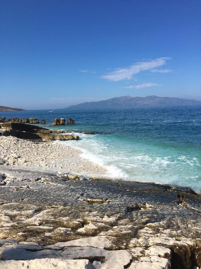 Loli Apartment Luxury White Residence Sarande Bagian luar foto