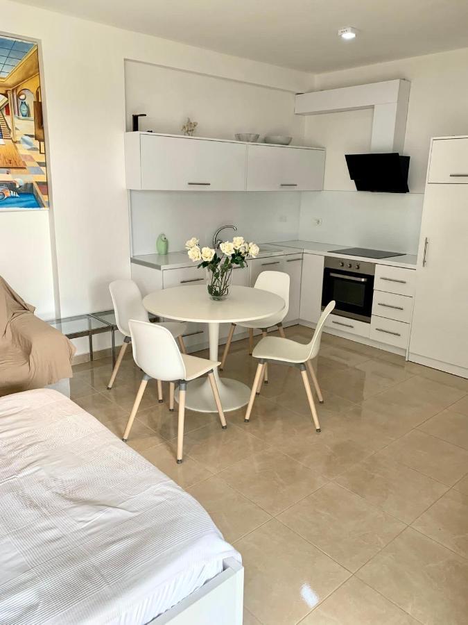 Loli Apartment Luxury White Residence Sarande Bagian luar foto