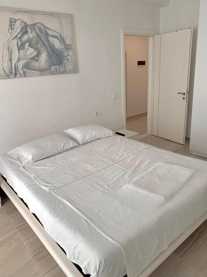 Loli Apartment Luxury White Residence Sarande Bagian luar foto