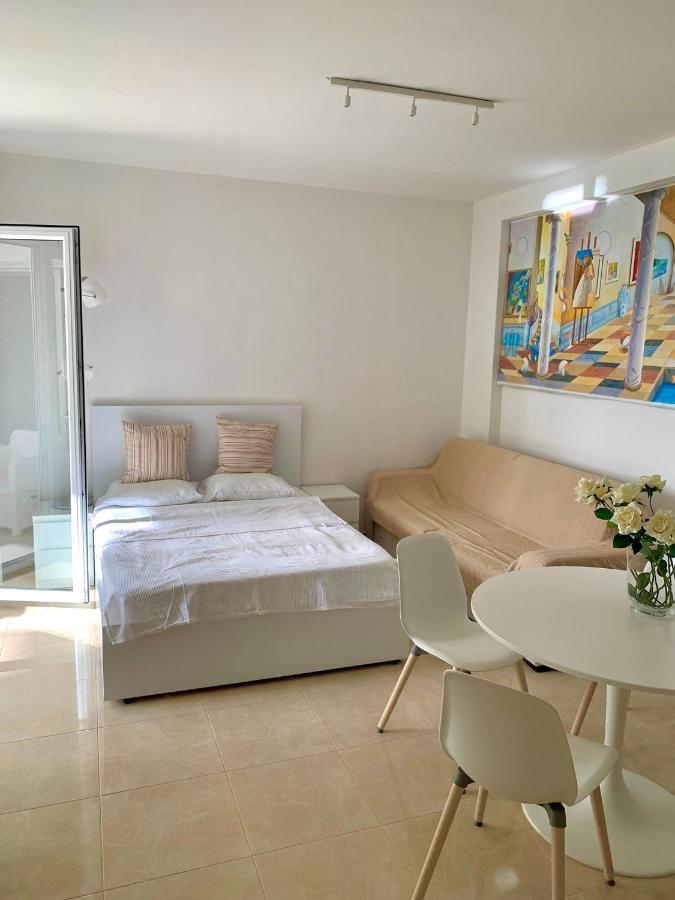 Loli Apartment Luxury White Residence Sarande Bagian luar foto