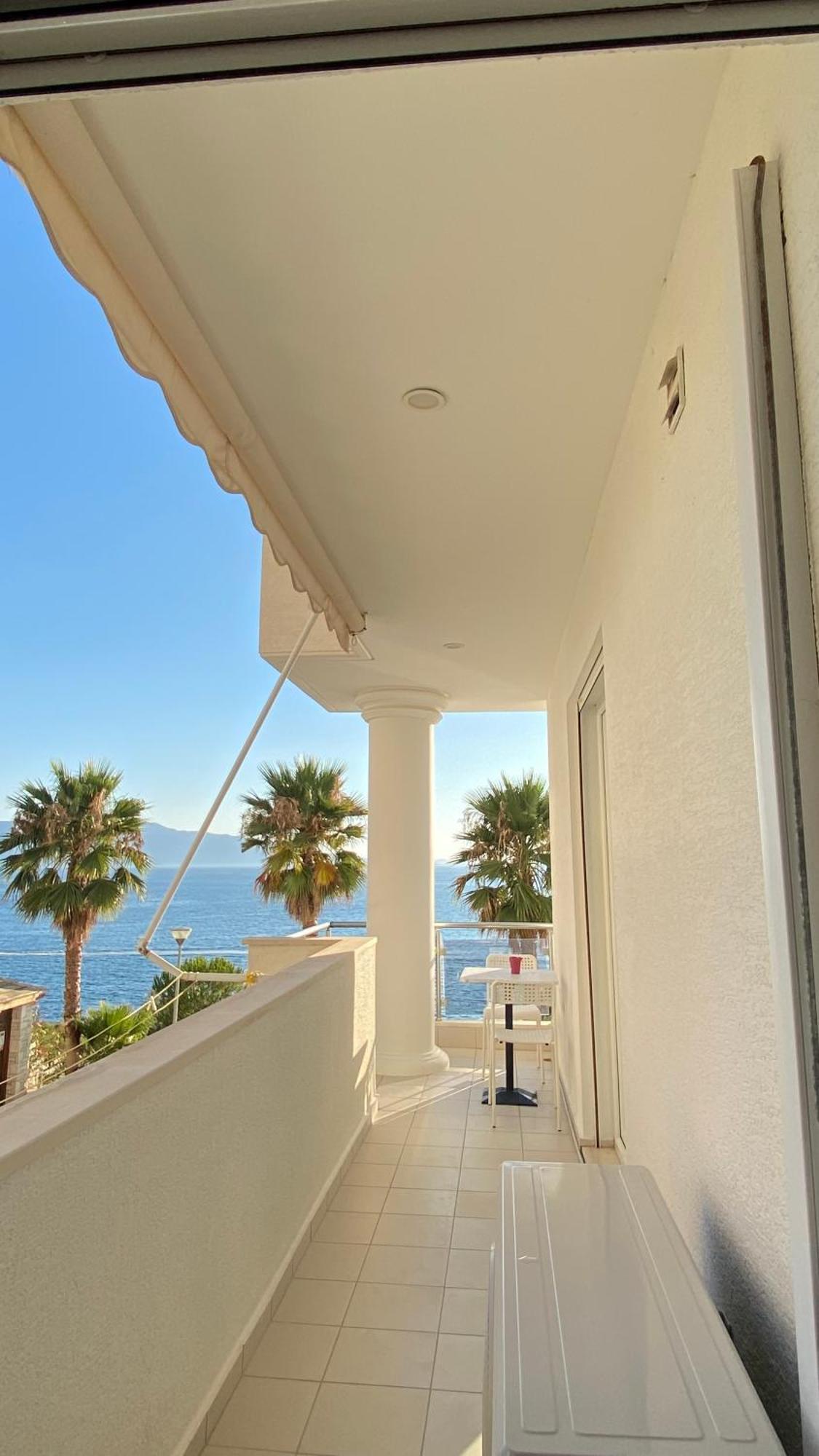 Loli Apartment Luxury White Residence Sarande Bagian luar foto
