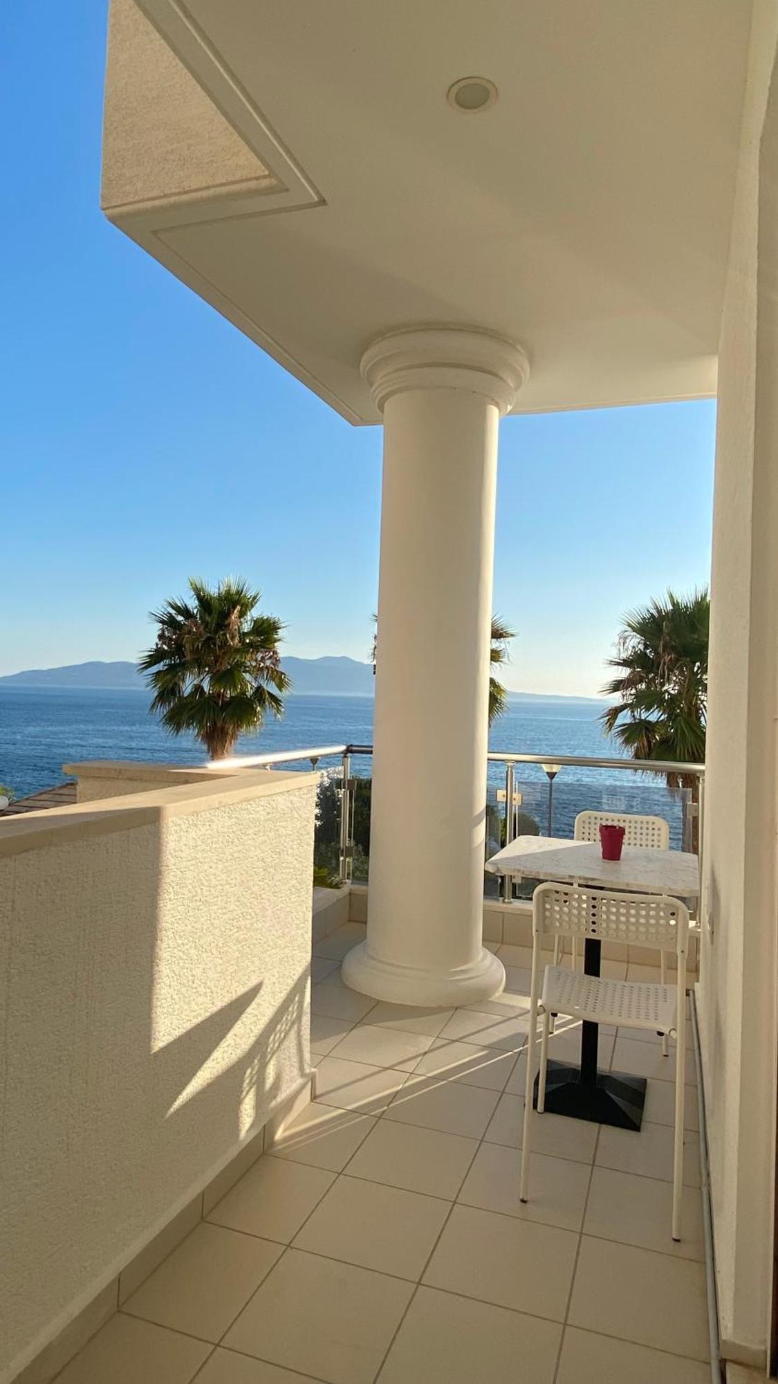 Loli Apartment Luxury White Residence Sarande Bagian luar foto