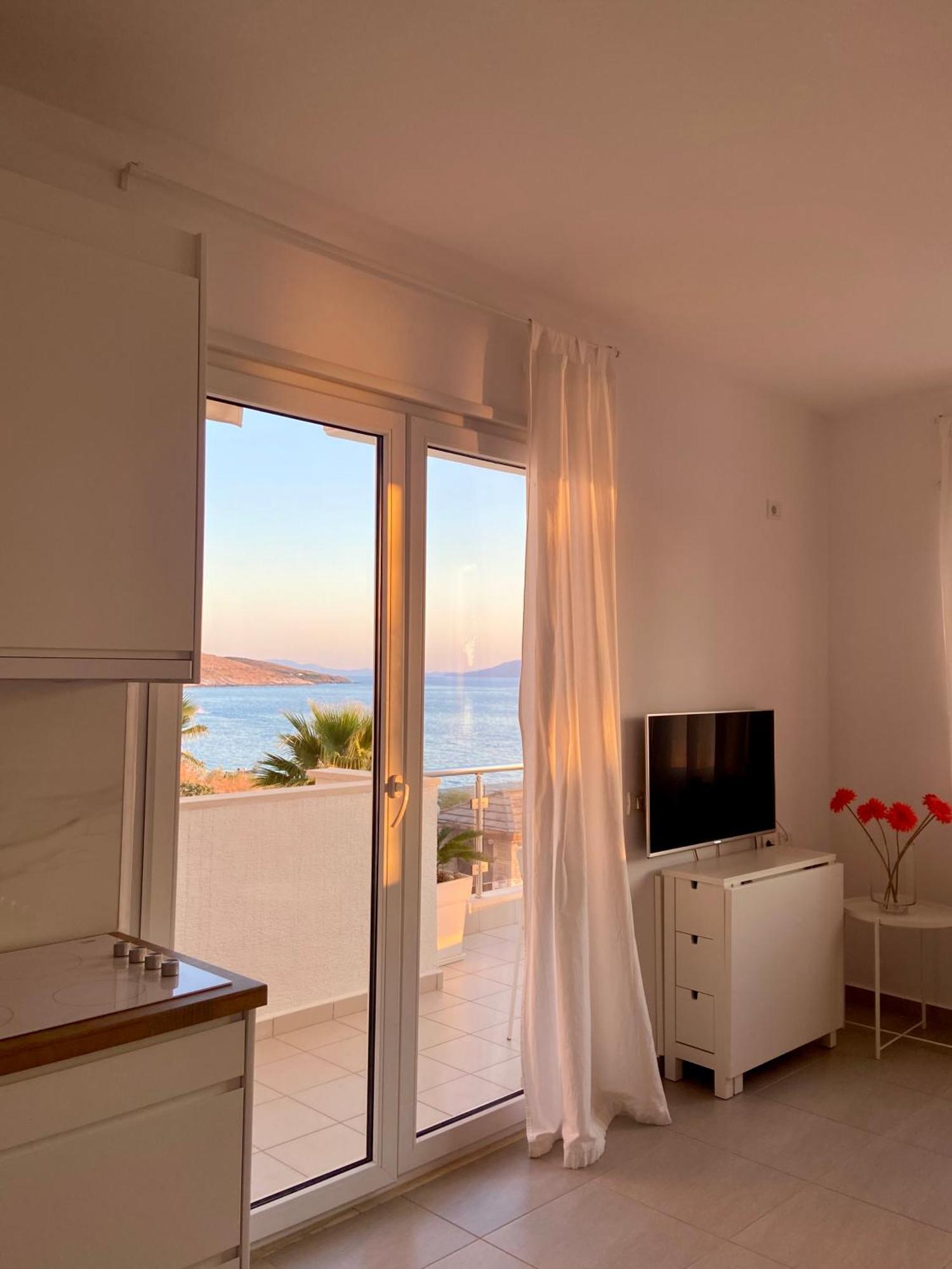 Loli Apartment Luxury White Residence Sarande Bagian luar foto